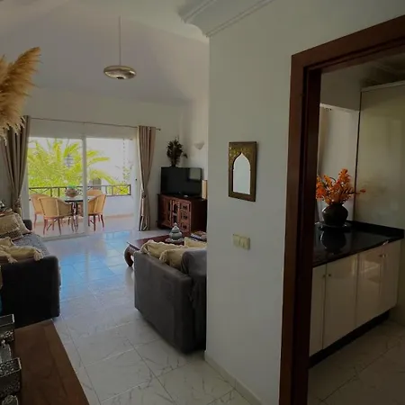 Casa Casablanca Carlos Park, Tranquil Yet Area 15 Minutes Walk To Town Centre Casa vacanze