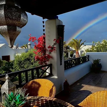 Casa Casablanca Carlos Park, Tranquil Yet Area 15 Minutes Walk To Town Centre Casa de Férias